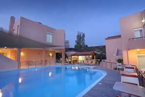 Seasonal outdoor pool, pool umbrellas, pool loungers - Elma's Dream Apartments (Chania)