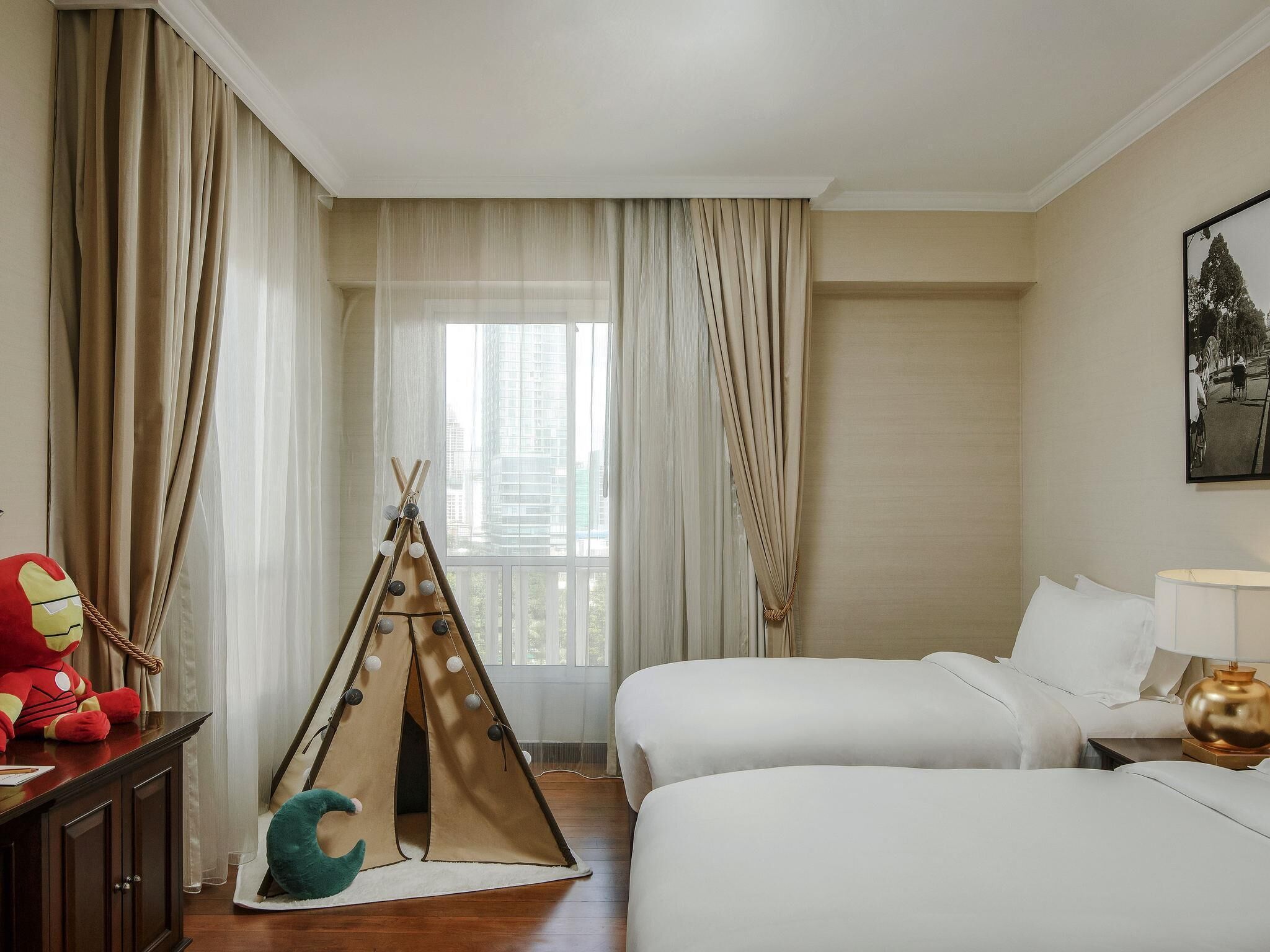 Egyptian cotton sheets, premium bedding, pillow-top beds, free minibar