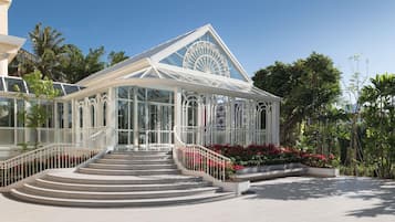 5 restaurants, breakfast, lunch, dinner served; international cuisine