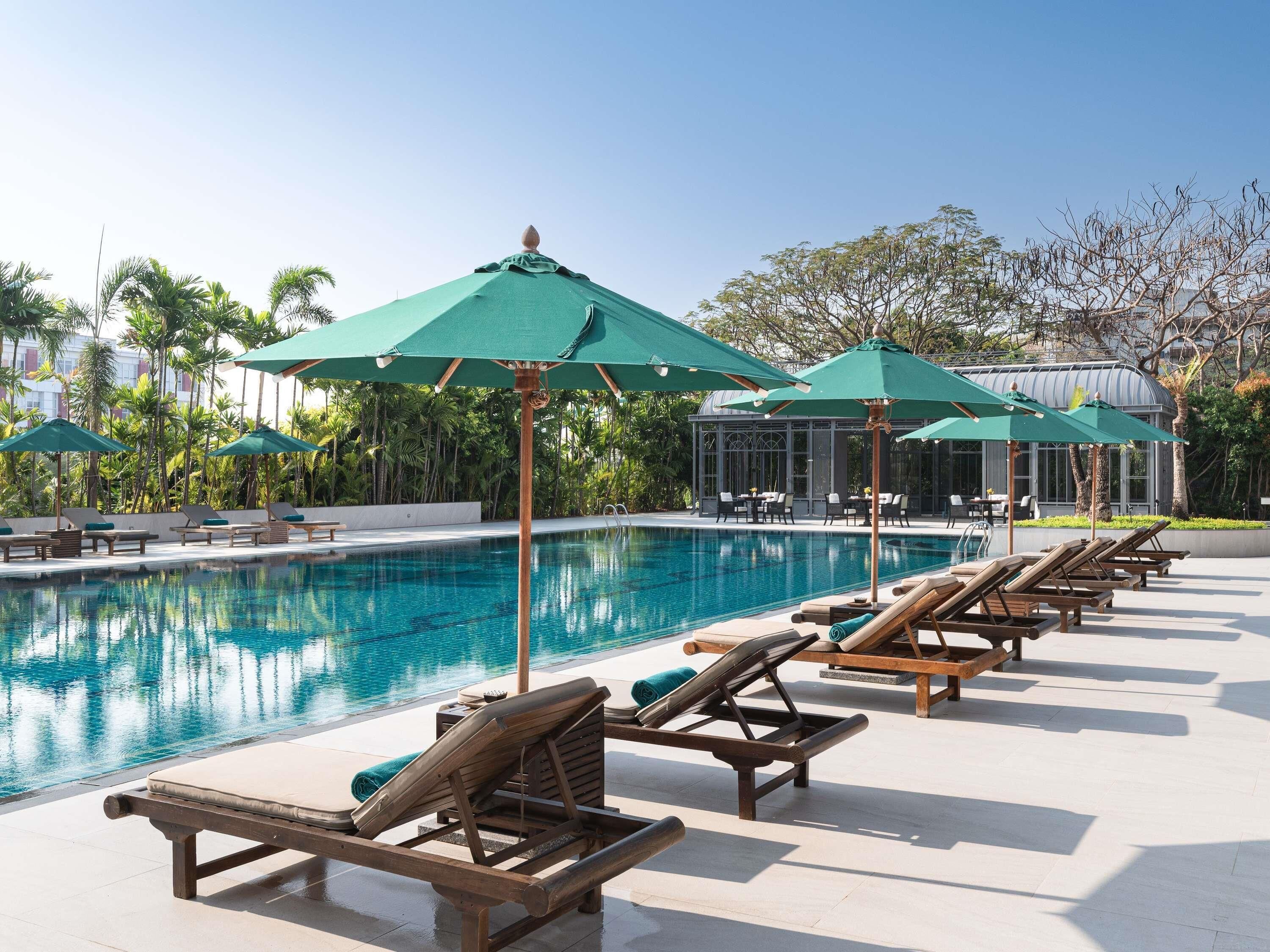 2 Außenpools, Sonnenschirme, Liegestühle
