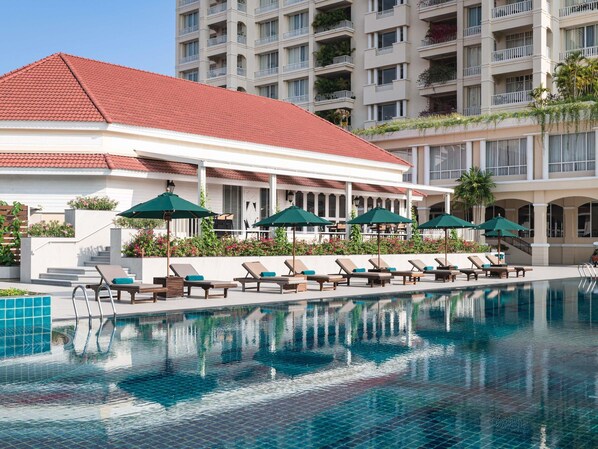 2 piscinas externas, guarda-sóis, espreguiçadeiras