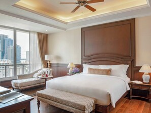 Suite, 1 King Bed, Club Lounge Access (Opera) | Egyptian cotton sheets, premium bedding, pillowtop beds, free minibar