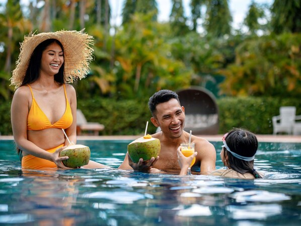 2 outdoor pools, pool umbrellas, sun loungers - Sofitel Phnom Penh Phokeethra (Phnom Penh)