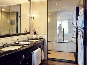 Superior Room, 2 Twin Beds | Bathroom | Eco-friendly toiletries, hair dryer, bathrobes, slippers