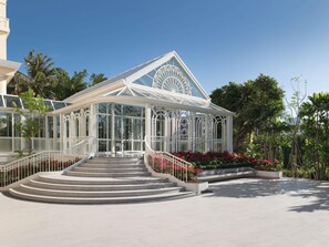 5 restaurants, breakfast, lunch, dinner served; international cuisine