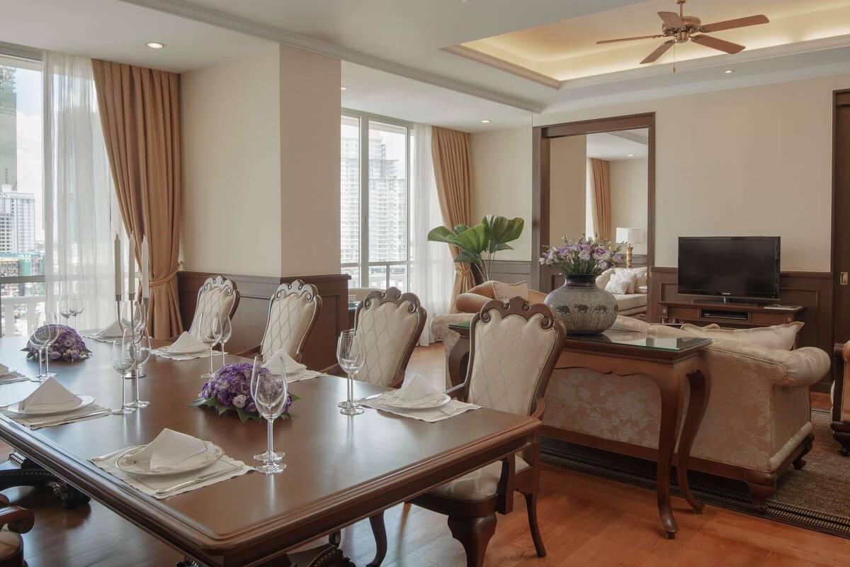 Suite, 1 King Bed, Club Lounge Access (Opera) | Egyptian cotton sheets, premium bedding, pillowtop beds, free minibar