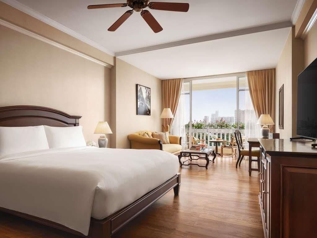 Luxury Room, 1 King Bed, Balcony | Egyptian cotton sheets, premium bedding, pillowtop beds, free minibar