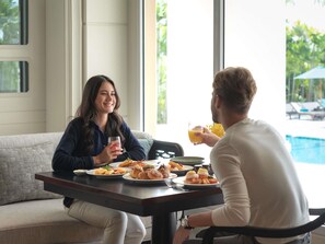 Café da manhã com buffet todos os dias (USD 25 por pessoa)