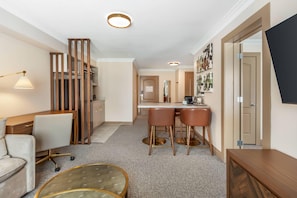 Suite, 1 letto king, non fumatori (Upgrade, Efficiency) | Materassi a doppio strato, una scrivania, letti aggiuntivi (a pagamento)