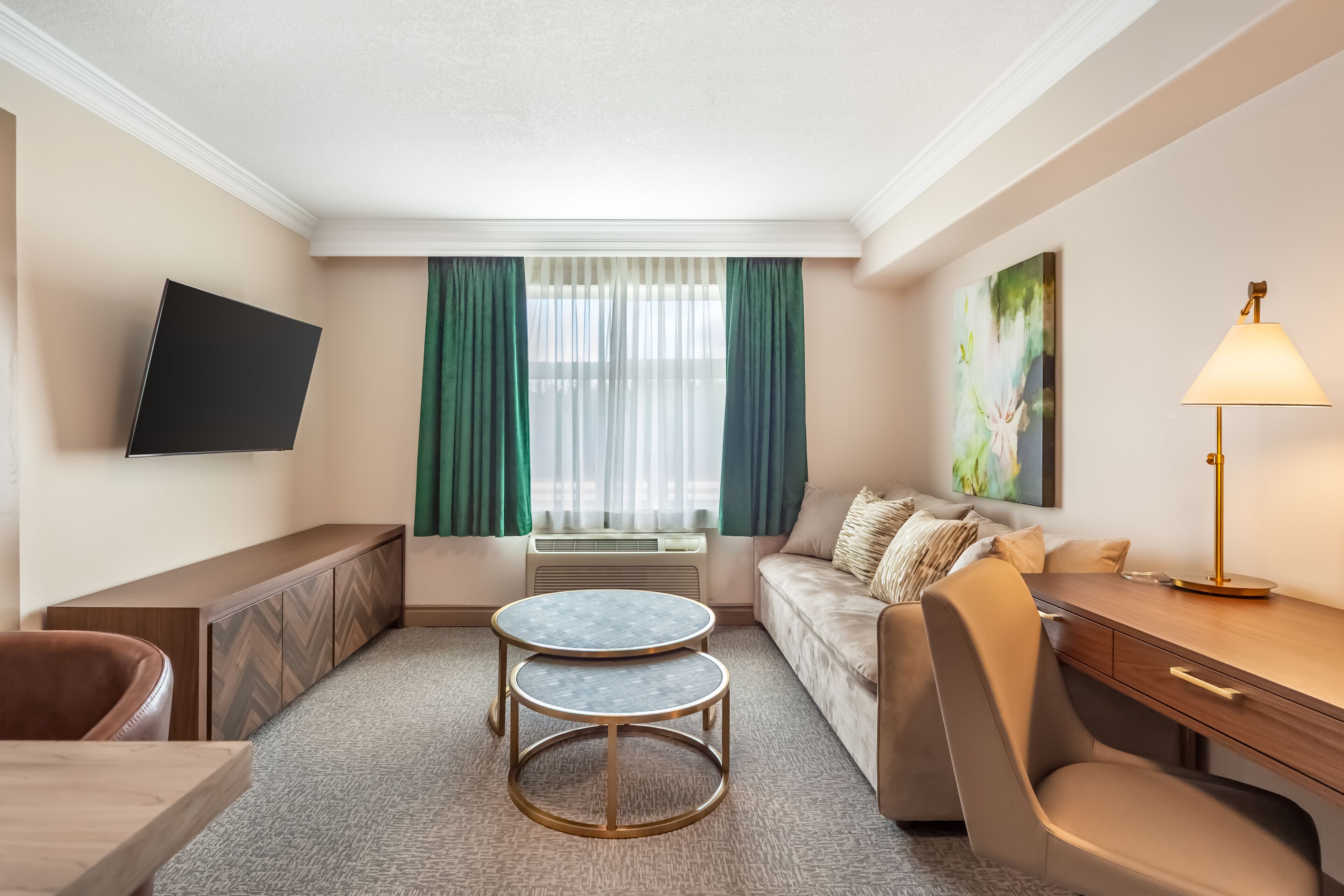 Studio, 1 King Bed, Non Smoking (Upgrade, Efficiency) | Wohnbereich | 55-Zoll-Fernseher mit Satellitenempfang