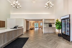 Lobby - Velora Hinton, an Ascend Collection Hotel (Hinton)