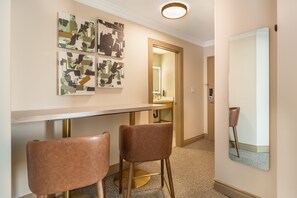 Suite, 1 King Bed, Non Smoking (Upgrade, Efficiency) - Velora Hinton, an Ascend Collection Hotel (Hinton)