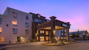 A hotel with a modern facade, a covered entrance, and a parking area. - Velora Hinton, an Ascend Collection Hotel (Hinton)