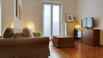 Large One-Bedroom Apartment Gioia (via Pola 19) | 1 bedroom, desk, iron/ironing board, free WiFi