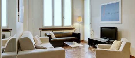 Grand Suite (Large) | Living area | 32-inch flat-screen TV with satellite channels, LCD TV, DVD player