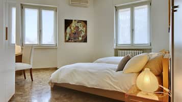 Large One-Bedroom Apartment Isola (via Pola 19) | 1 bedroom, desk, iron/ironing board, free WiFi