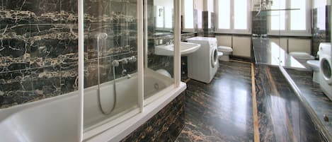 Large 1-Bedroom Apartment, Via Pergolesi 31 | Bathroom