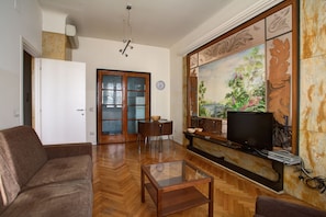 Apartamento, 1 quarto | Sala de estar | TV de tela plana 32 polegadas com canais via satélite, TV LCD