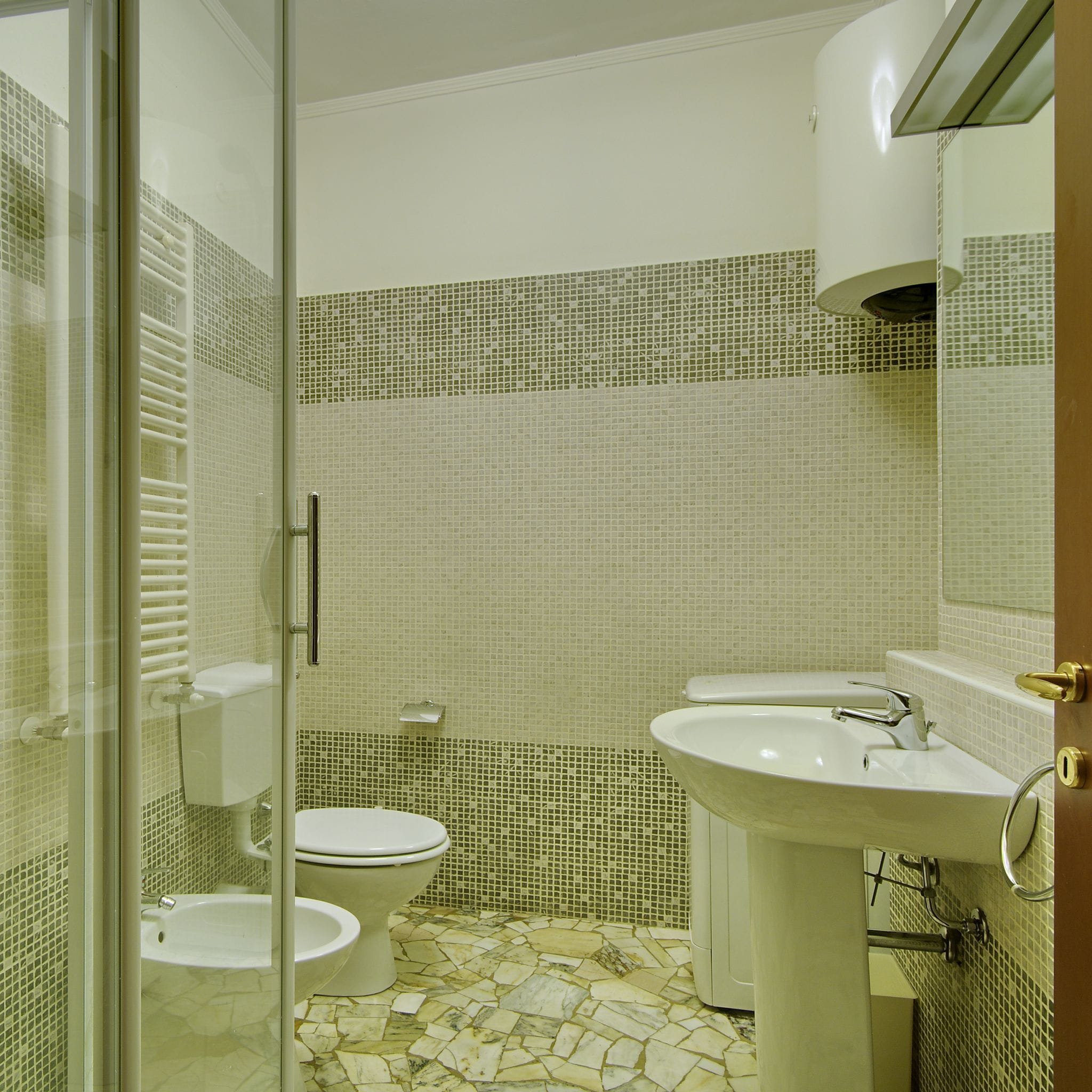 Un bagno con WC, bidet e lavandino.