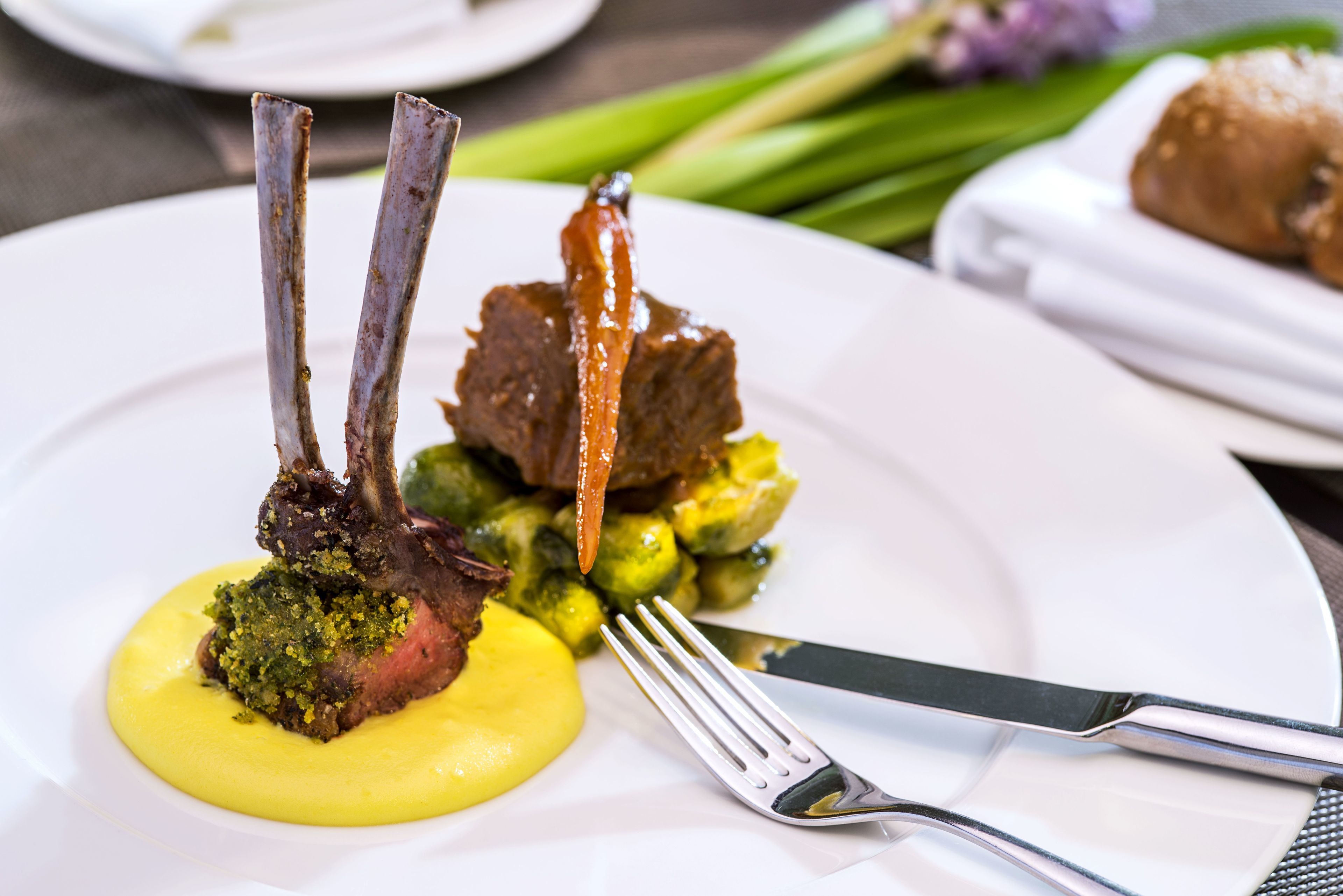 Un plato de comida con un tenedor y un cuchillo.