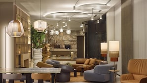 Un salon moderne comprenant un coin repas, une cheminée et une grande fenêtre.