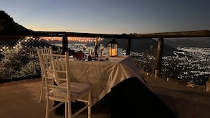 A table set for two with a view of a cityscape at dusk. - Hotel Chipinque (San Pedro Garza García)