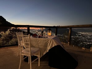 Se sirven desayunos, comidas y cocina regional con vista al jardín