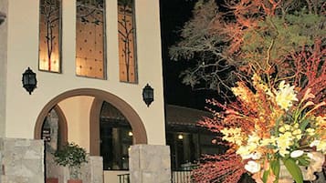 Bagian depan properti - sore/malam