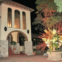 Fachada da propriedade à noite