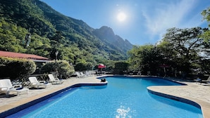 A swimming pool with lounge chairs and a mountain backdrop. - Hotel Chipinque (San Pedro Garza García)