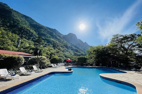 Una piscina al aire libre