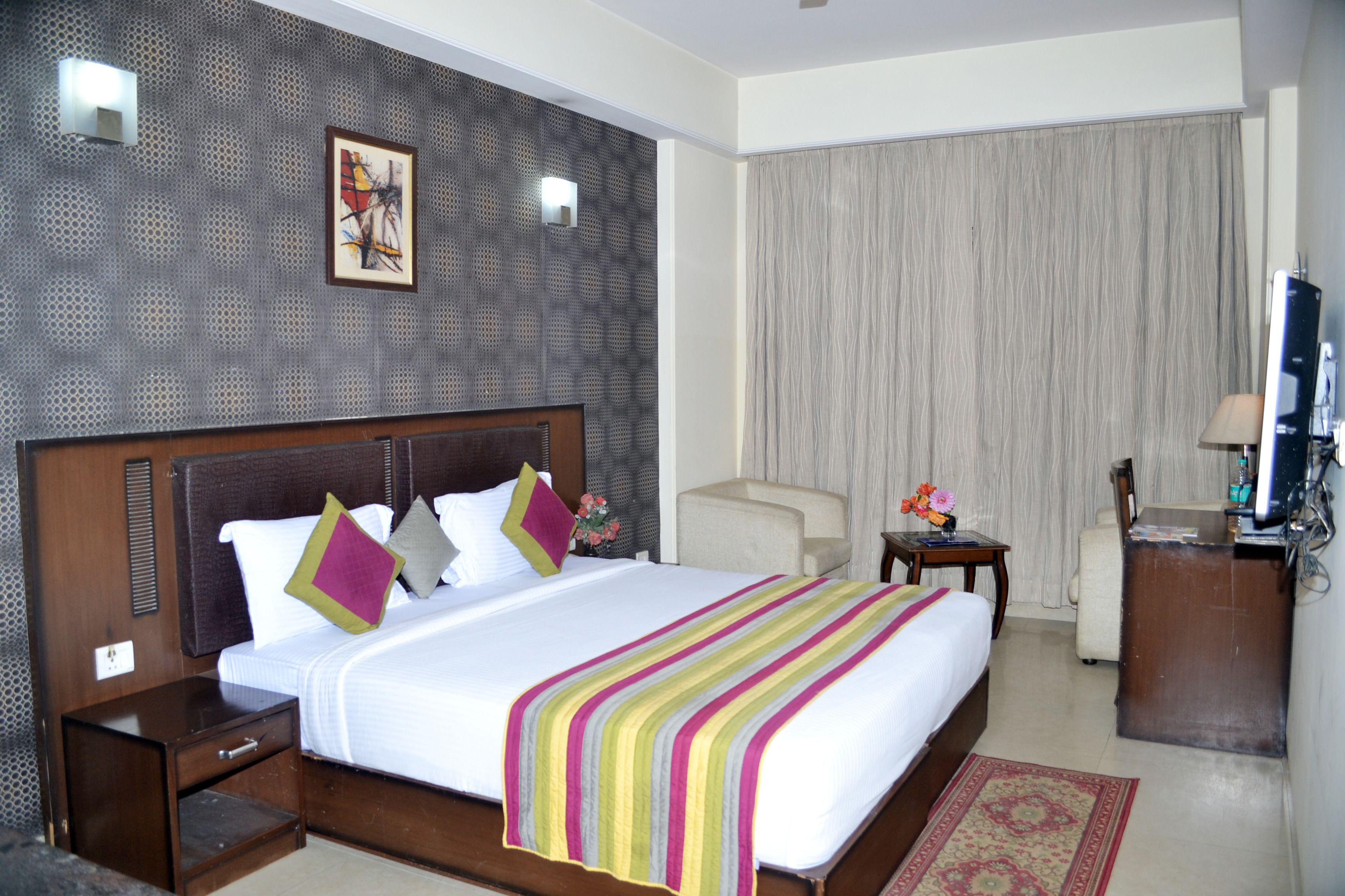 Executive Room | Living room | 53-inch LCD TV with satellite channels, TV, fireplace