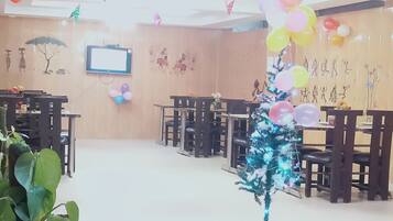 Breakfast, lunch and dinner served