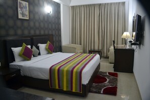 53-inch LCD TV with satellite channels, TV, fireplace - Hotel Venus (New Delhi)