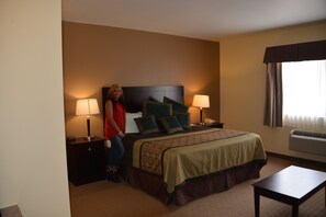 Room, 1 King Bed, Non Smoking | Iron/ironing board, free WiFi, bed sheets, alarm clocks - Irish Inn And Suites (Muleshoe)