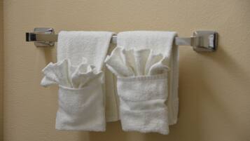 Kombinasi shower/bathtub, pengering rambut,  dan handuk