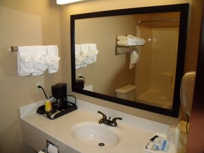 Room, 1 King Bed, Non Smoking | Soundproofing, iron/ironing board, free WiFi, bed sheets