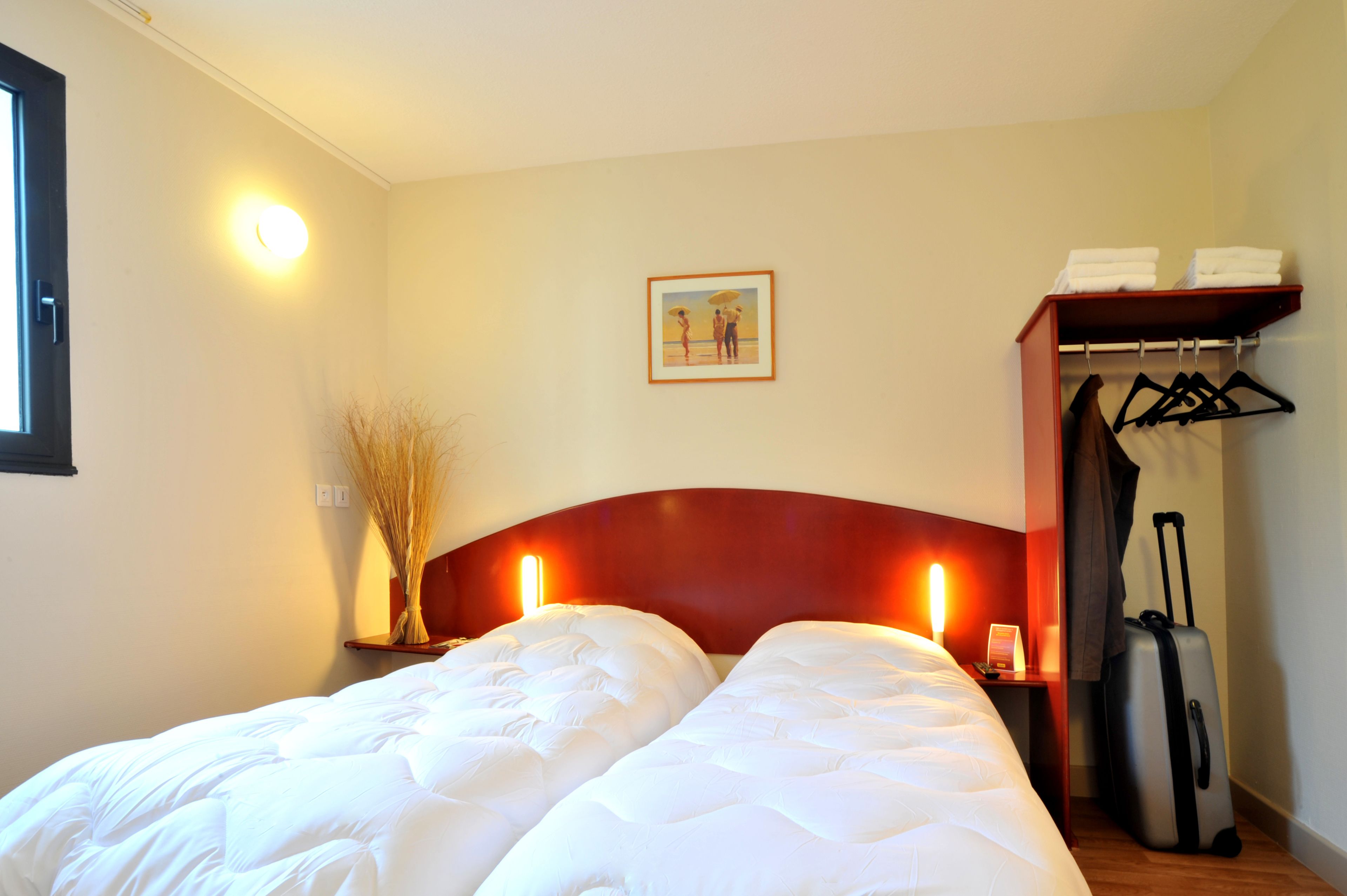 Yksilöllisesti sisustettu, yksilöllisesti kalustettu, työpöytä