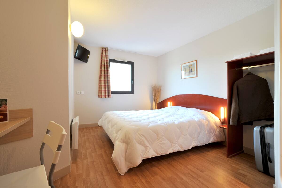 Family Quadruple Room, Connecting Rooms (1 double bed and 2 single beds) | Individually decorated, individually furnished, desk, blackout curtains