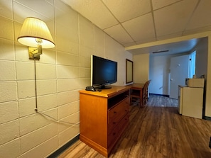Standard Room, 1 Queen Bed, Non Smoking, Balcony | Television