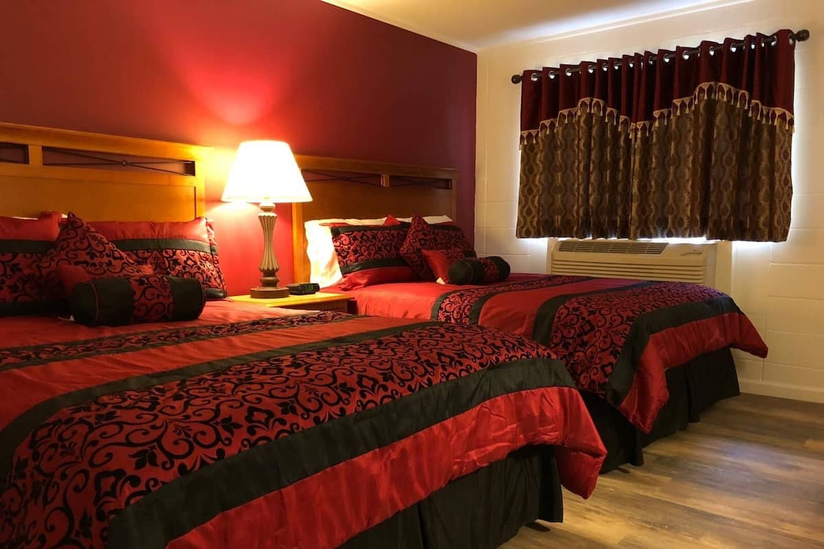 Quarto, 2 camas Queen, para não fumantes | 1 quarto, escrivaninha, ferros/tábuas de passar roupa, Wi-Fi de cortesia
