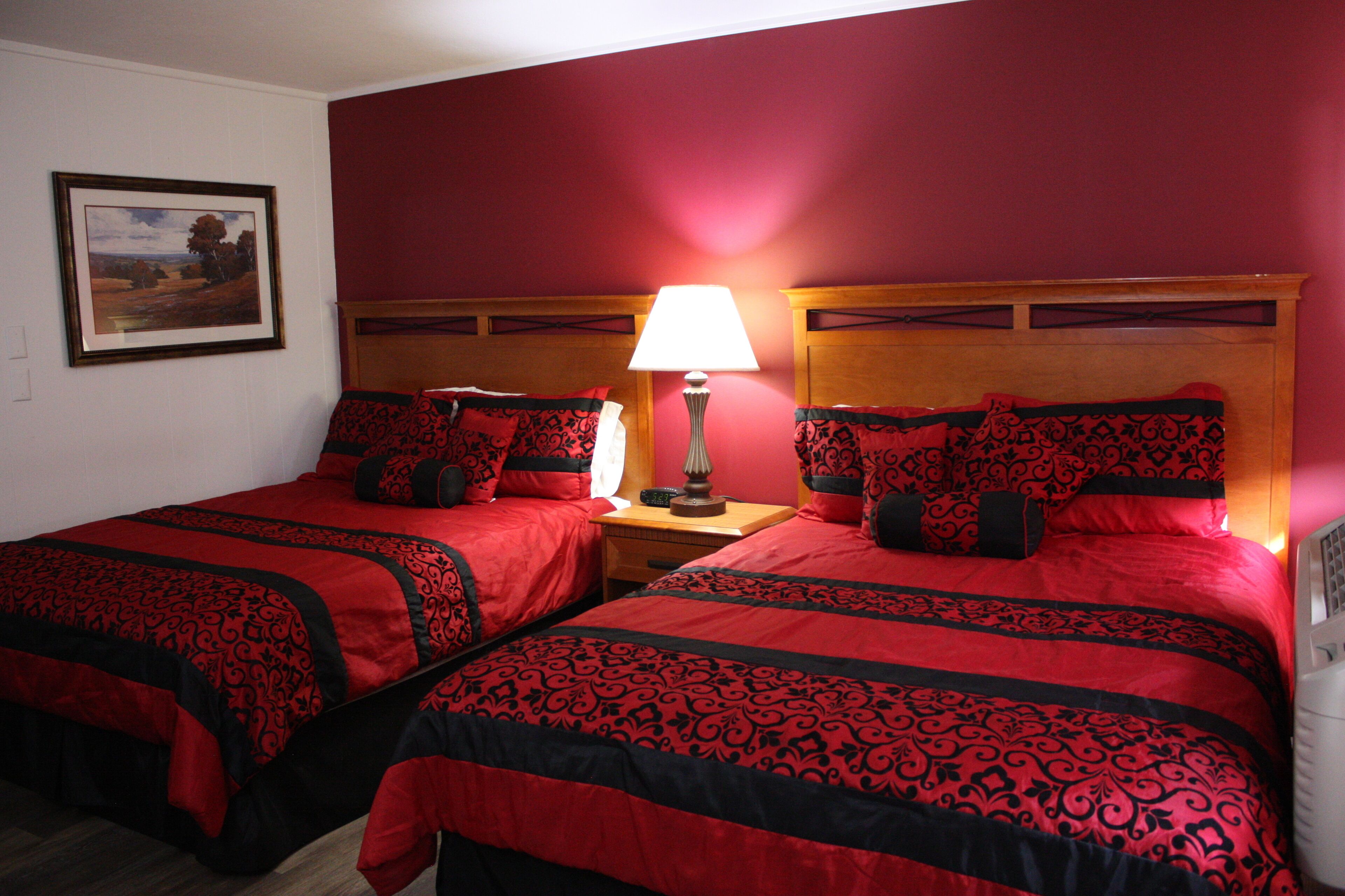 Kamer, 2 queensize bedden, niet-roken | Een bureau, een strijkplank/strijkijzer, gratis wifi, beddengoed