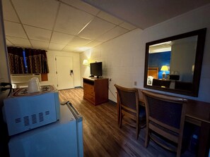 Standard Room, 1 Queen Bed, Non Smoking, Balcony | Living area | 32-inch flat-screen TV with digital channels