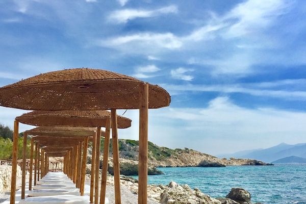 Praia particular, espreguiçadeiras, guarda-sóis, toalhas de praia