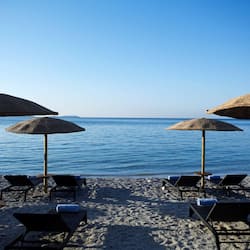 Plage privée, chaises longues, parasols, serviettes de plage