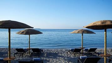 Playa privada, tumbonas, sombrillas y toallas de playa