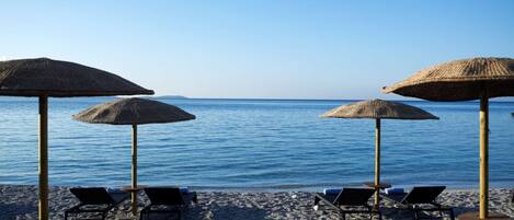 Plage privée, chaise longue, parasol, serviettes de plage