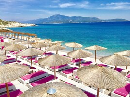 Playa privada, sillas reclinables de playa, sombrillas, toallas de playa