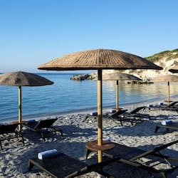 Plage privée, chaises longues, parasols, serviettes de plage