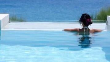 Suite, piscina privada ( Blu ) | Minibar, caja fuerte, escritorio y wifi gratis